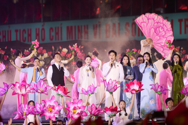 Hà Quỳnh Như (giữa) cùng các nghệ sĩ tại chương trình “Người là Hồ Chí Minh”.