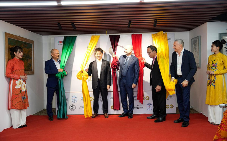 Đại sứ đặc mệnh toàn quyền Italia tại Việt Nam, Antonio Alessandro (giữa), tham gia kéo băng ra mắt Disa.