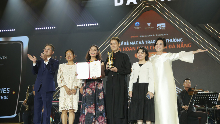 Đoàn làm phim "Cu li không bao giờ khóc" nhận giải Phim xuất sắc nhất hạng mục Phim châu Á dự thi.