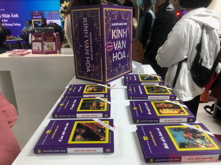 Các ấn phẩm "Kính vạn hoa".