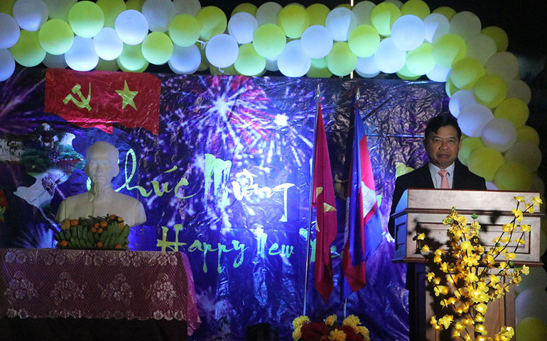 Đại sứ Nguyễn Huy Tăng biểu dương kết quả học tập và những hoạt động có ý nghĩa của sinh viên Việt Nam tại Campuchia (Ảnh: NGUYỄN HIỆP)