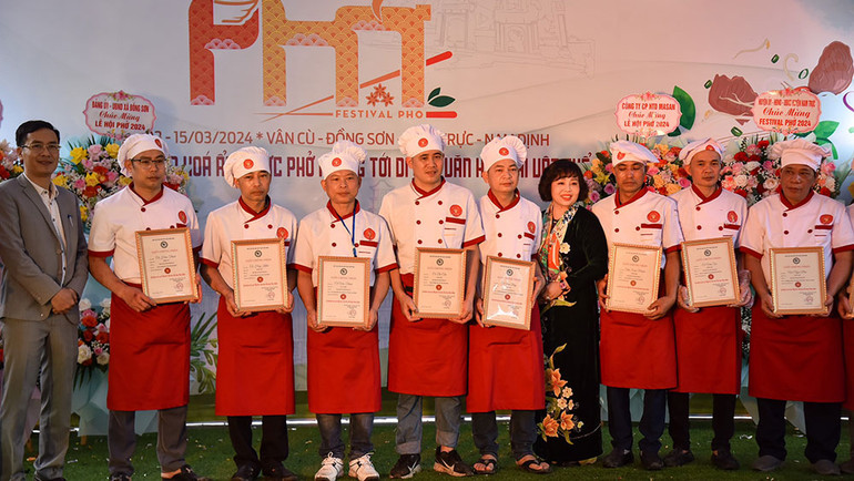 Trao giấy chứng nhận cho hơn 50 người làng Vân Cù.