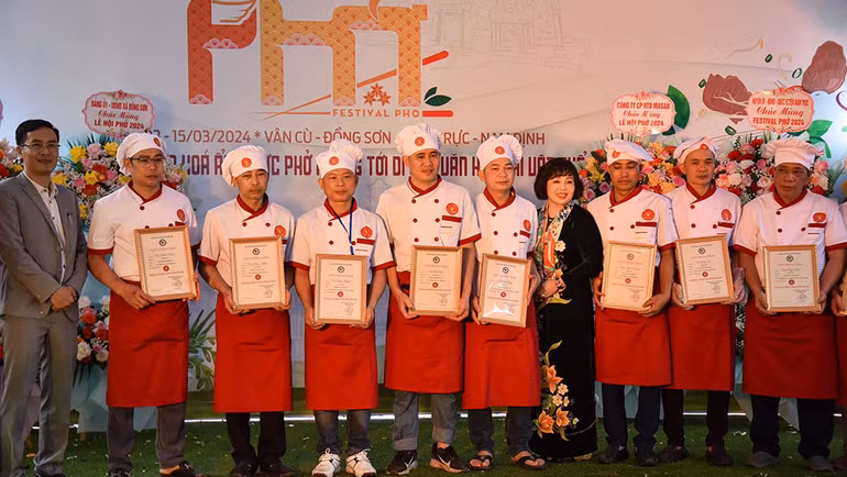 Trao giấy chứng nhận cho hơn 50 người làng Vân Cù.