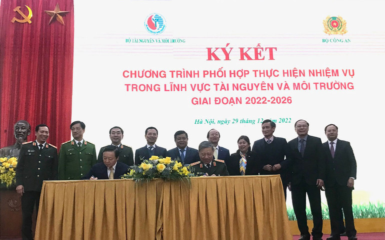 Đại tướng Tô Lâm, Bộ trưởng Công an, Bộ trưởng Tài nguyên và Môi trường Trần Hồng Hà ký kết Chương trình phối hợp giữa hai Bộ.