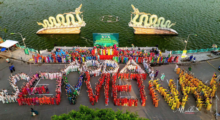 Màn xếp chữ công phu và ấn tượng. (Ảnh: MINH HẢI)