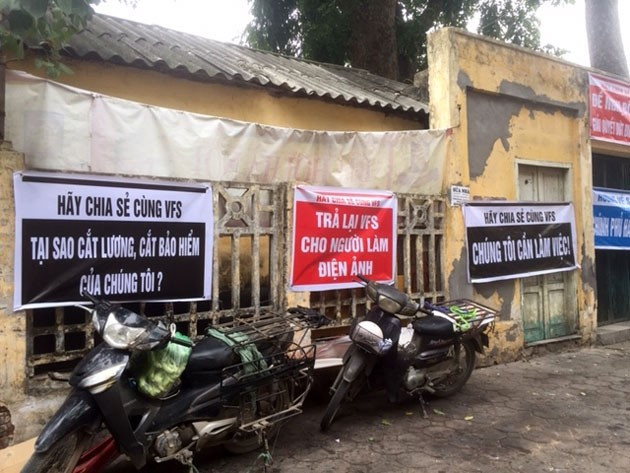 Những tấm băng-rôn kêu cứu vì bị cắt lương, cắt bảo hiểm được chăng dọc tường Hãng phim hồi năm 2019. (Ảnh: TUYẾT LOAN)