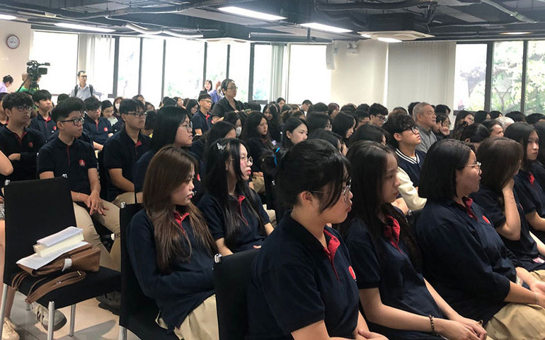 Buổi giao lưu tác giả - tác phẩm có sự tham gia của đông đảo các độc giả trẻ.