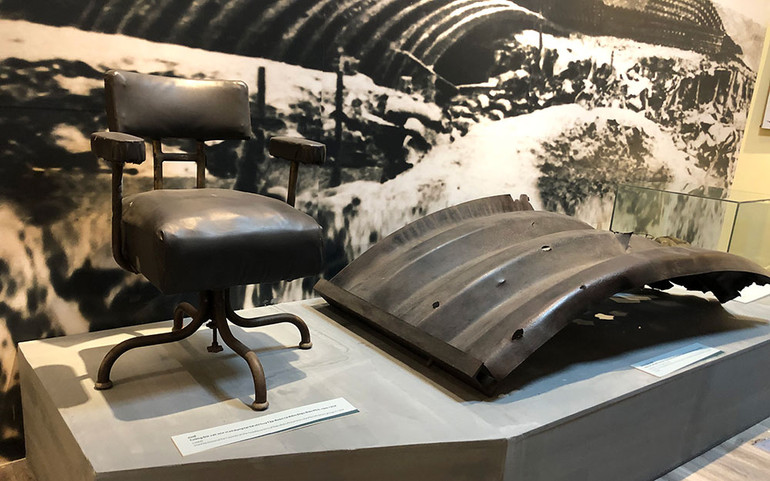 Chiếc ghế và nắp hầm của Tướng De Castrie.