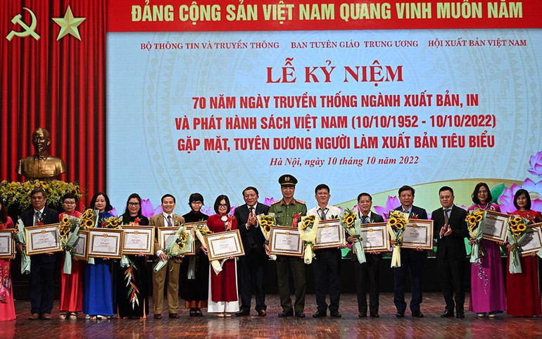 Đồng chí Lê Quốc Minh và đồng chí Nguyễn Văn Hùng tặng Bằng khen cho các đại biểu có thành tích nổi bật. Đồng chí Lê Quốc Minh và đồng chí Nguyễn Văn Hùng tặng Bằng khen cho các đại biểu có thành tích nổi bật.