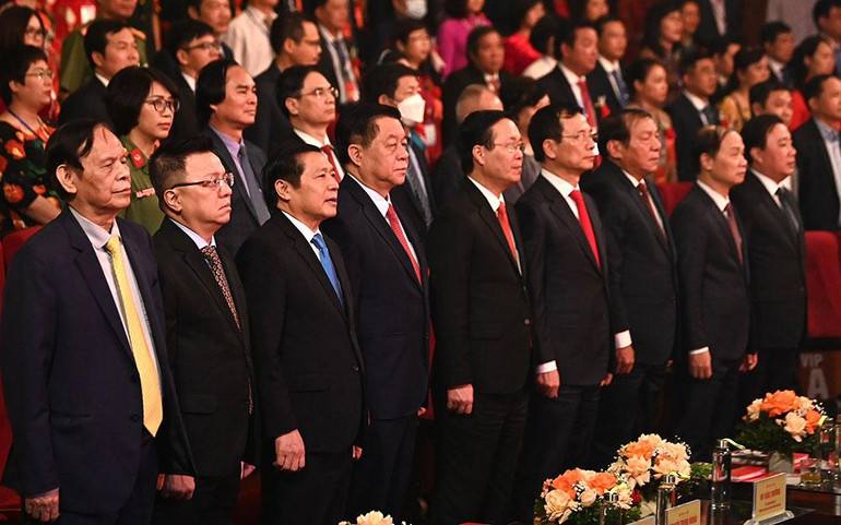 Các vị lãnh đạo đến dự Lễ kỷ niệm. Các vị lãnh đạo đến dự Lễ kỷ niệm.