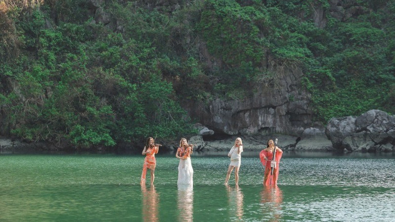 Hình ảnh ban nhạc Bond chơi nhạc trên mặt biển. Hình ảnh ban nhạc Bond chơi nhạc trên mặt biển.