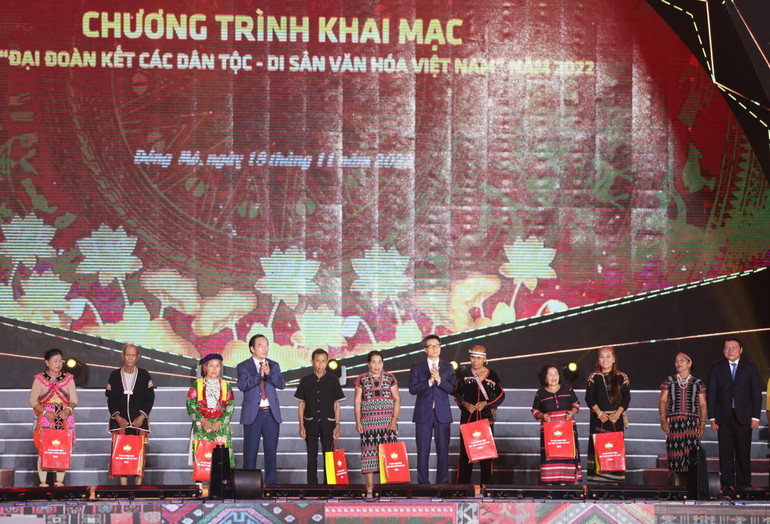 Tặng quà các nghệ nhân tiêu biểu.