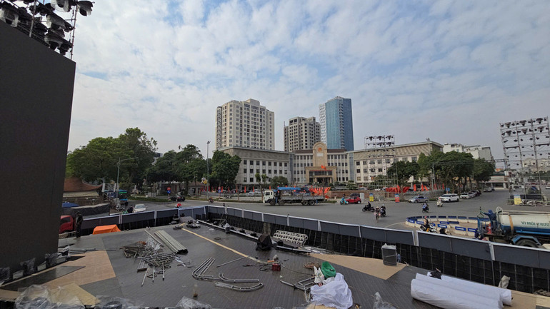 Khu vực ngã ba Nguyễn Hoàng Tôn - Lạc Long Quân trở thành địa điểm trọng tâm của chương trình. (Ảnh: TRUNG HIẾU)