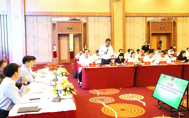 Phó Bí thư Tỉnh ủy Đắk Lắk Y Biêr Niê đóng góp ý kiến tại hội thảo.