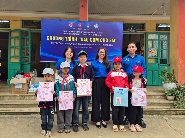 Đại diện Đoàn thanh niên các đơn vị tặng quà cho các em học sinh.