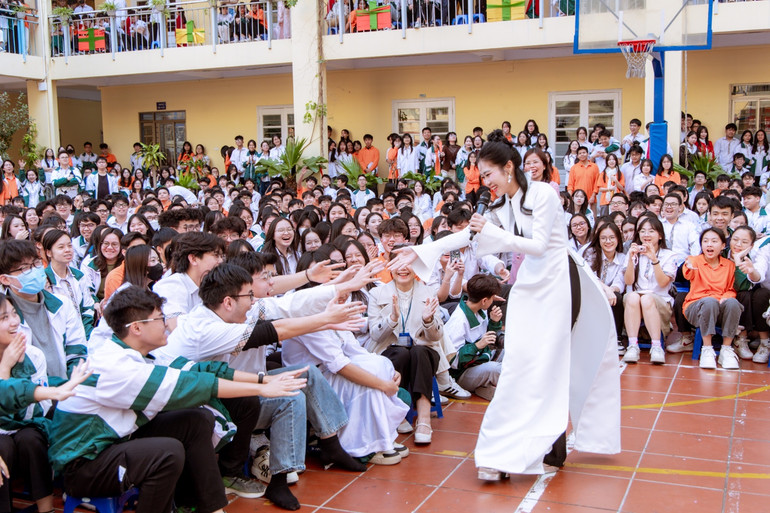 Hà Myo giao lưu với các bạn nhỏ.