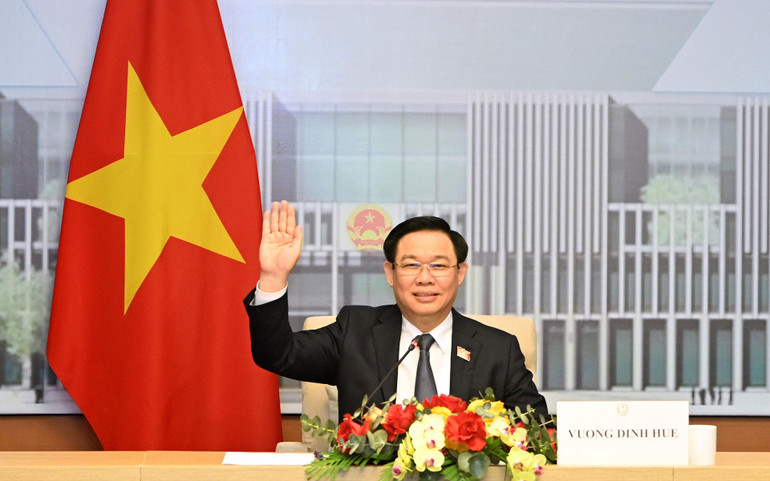 Chủ tịch Quốc hội Vương Đình Huệ tại buổi hội đàm trực tuyến với Chủ tịch Nhân đại Trung Quốc Triệu Lạc Tế.