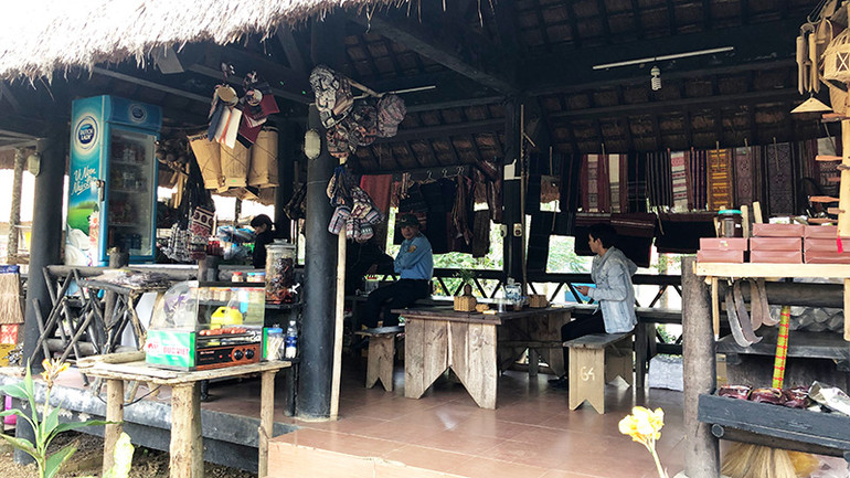 Gian hàng giới thiệu sản phẩm dệt thổ cẩm tại Làng. Gian hàng giới thiệu sản phẩm dệt thổ cẩm tại Làng.