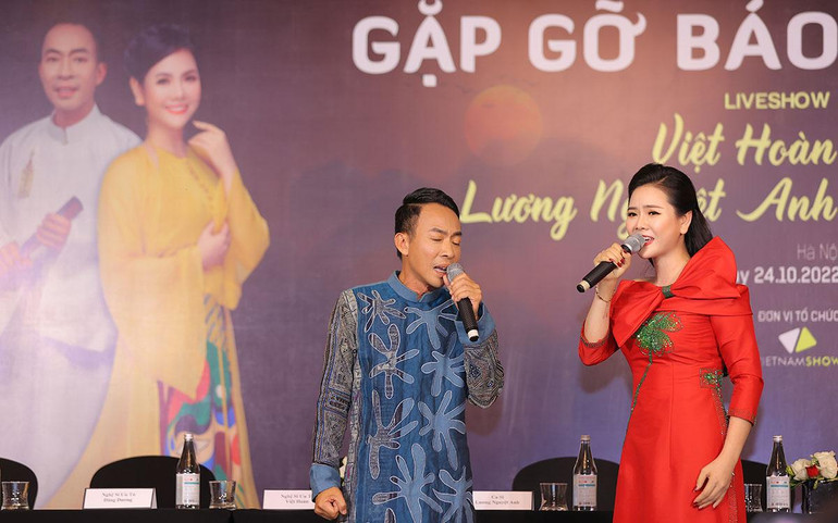 Ca sĩ Lương Nguyệt Anh hát cùng NSƯT Việt Hoàn trong buổi họp báo liveshow.
