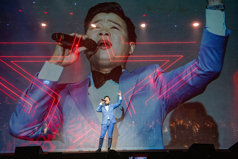 Ánh sáng tạo hình ngôi sao trên sân khấu.