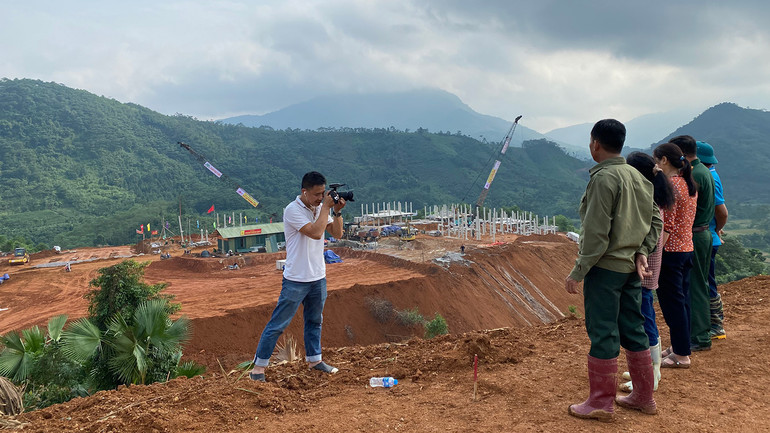 Ê-kíp thực hiện bộ phim tại làng Nủ.