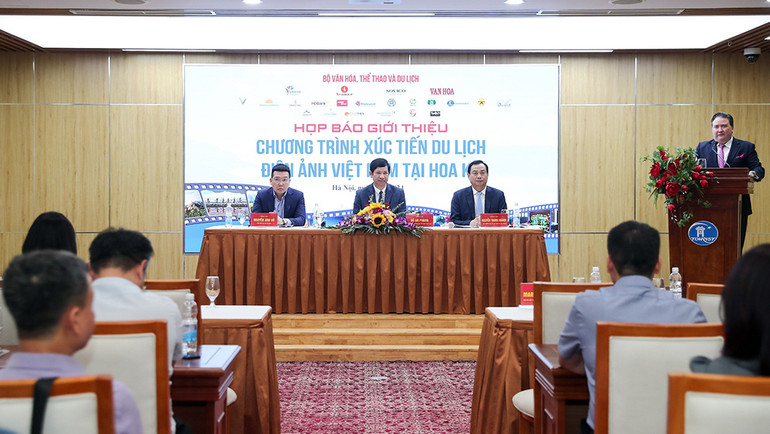 Ngài Đại sứ Marc E. Knapper phát biểu tại buổi họp báo.