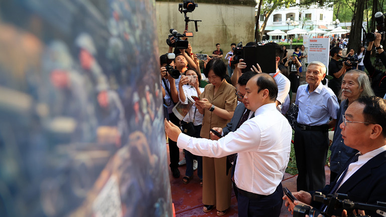 Các đại biểu trải nghiệm thực tế tăng cường tại triển lãm tương tác ảnh panorama "chiến dịch Điện Biên Phủ".