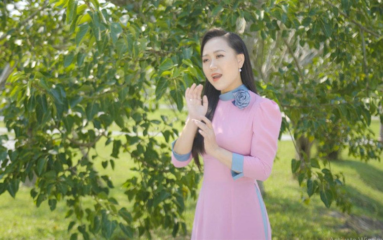 Ca sĩ Phương Thanh Sao Mai (Á quân Sao Mai 2011) trong MV.