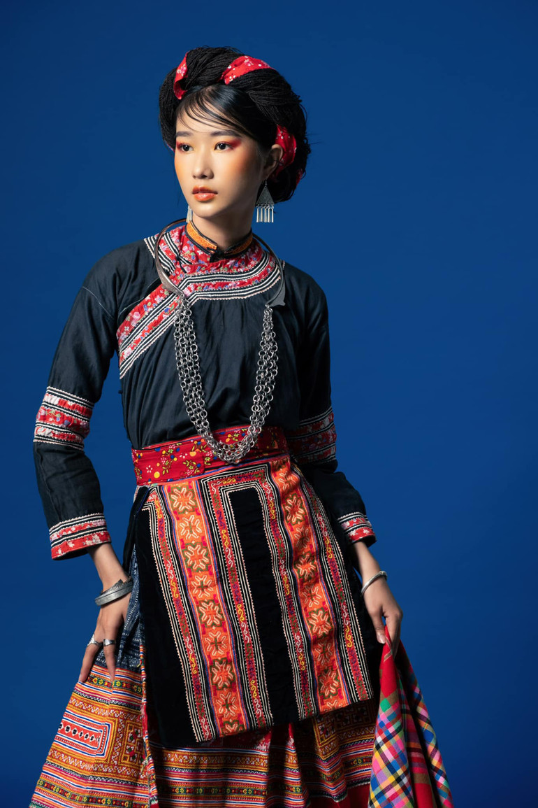 Trang phục của người Mông Hoa tại huyện Bắc Hà, tỉnh Lào Cai. Trang phục của người Mông Hoa tại huyện Bắc Hà, tỉnh Lào Cai.