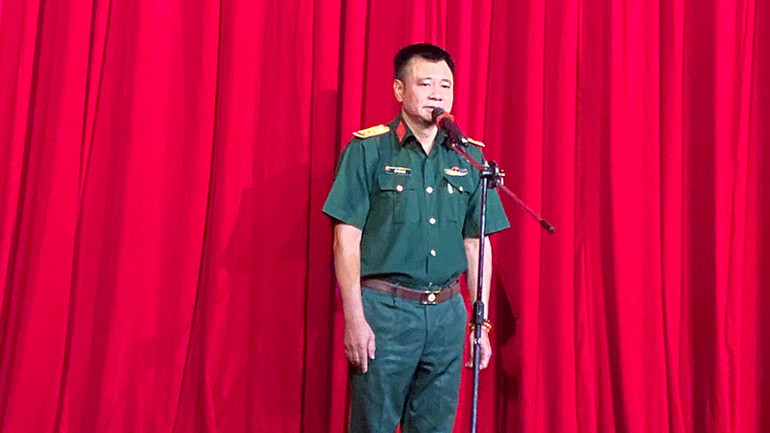 NSND Tự Long xúc động trong buổi lễ ra mắt vở kịch.