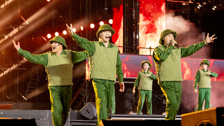 Mash-up "Trở về - Áo mùa đông". (Ảnh: Chương trình "Anh trai vượt ngàn chông gai") Mash-up "Trở về - Áo mùa đông". (Ảnh: Chương trình "Anh trai vượt ngàn chông gai")