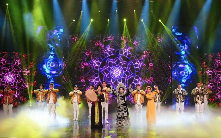 Các nghệ sĩ gạo cội đại diện cho nghệ thuật truyền thống ba miền. Các nghệ sĩ gạo cội đại diện cho nghệ thuật truyền thống ba miền.