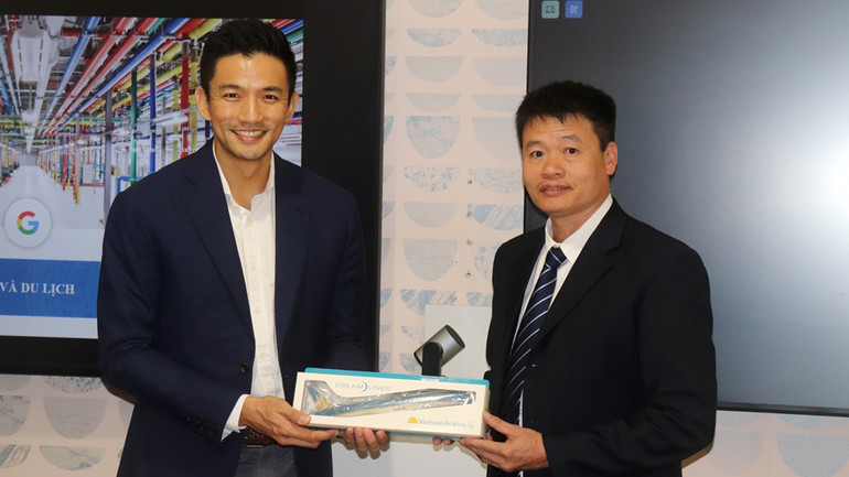 Đại diện Vietnam Airlines tặng quà lưu niệm cho ông Marc Woo, Giám đốc Quốc gia Việt Nam, Google châu Á-Thái Bình Dương.
