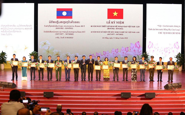 Tặng bằng khen cho 15 tập thể và 2 cá nhân đã có nhiều đóng góp xuất sắc trong xây dựng và phát triển mối quan hệ hữu nghị đặc biệt Việt Nam- Lào.