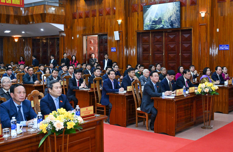 Chủ tịch Quốc hội Vương Đình Huệ cùng đoàn công tác nghe lãnh đạo tỉnh Quảng Bình báo cáo về công tác chuẩn bị Tết trên địa bàn.