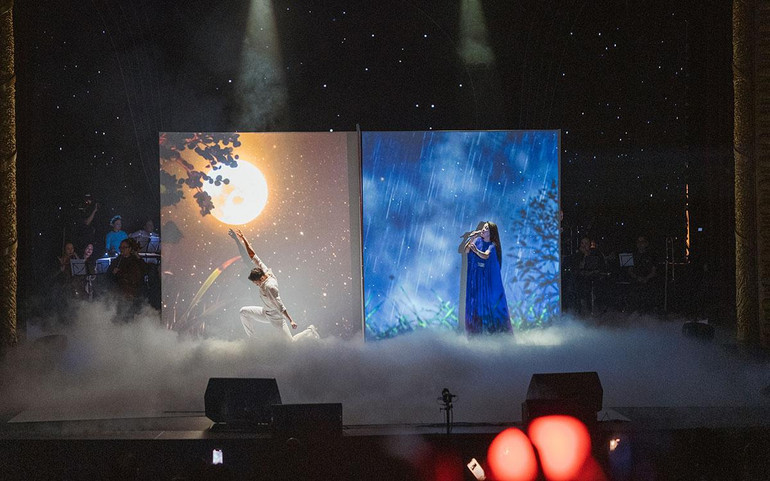 Sân khấu được thiết kế ấn tượng, đẹp mắt.