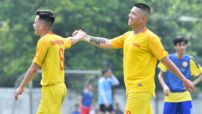 Niềm vui của các cầu thủ Báo Nhân Dân sau thắng lợi dễ dàng 8-2 trước đội bóng của Hội Nhà báo Việt Nam.