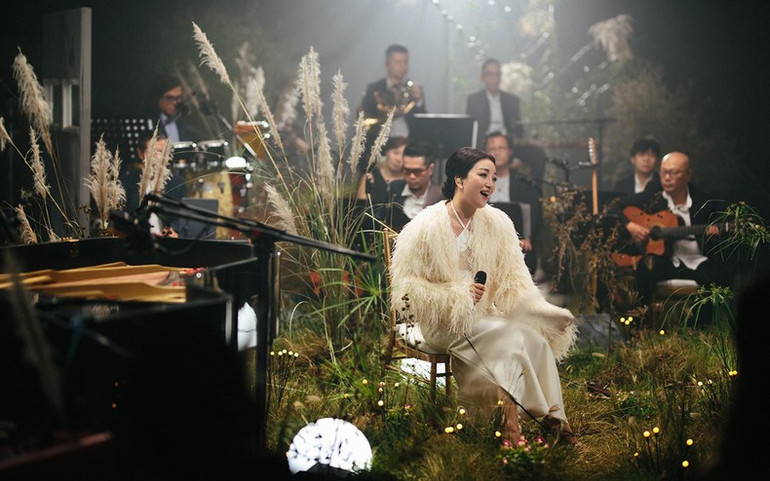 Phạm Thu Hà "phiêu" với những bản thu âm của mình.