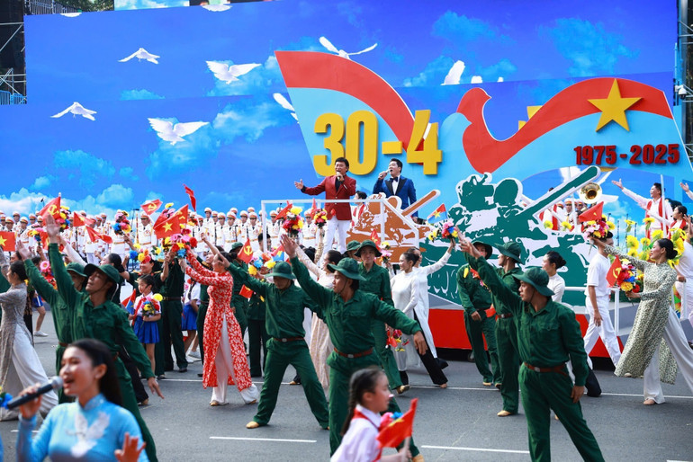 Tiết mục mở màn lễ kỷ niệm của hai Nghệ sĩ Nhân dân Tạ Minh Tâm và Quốc Hưng. Tiết mục mở màn lễ kỷ niệm của hai Nghệ sĩ Nhân dân Tạ Minh Tâm và Quốc Hưng.