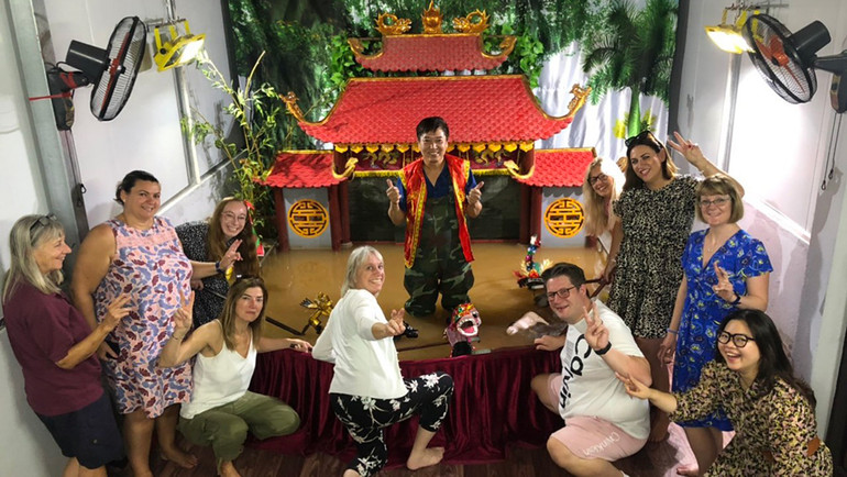 Khách du lịch tham quan, giao lưu với nghệ sĩ Phan Thanh Liêm tại thủy đình mini của anh.