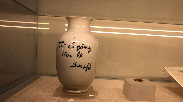 Lọ hoa sứ với bút tích của Chủ tịch Hồ Chí Minh.