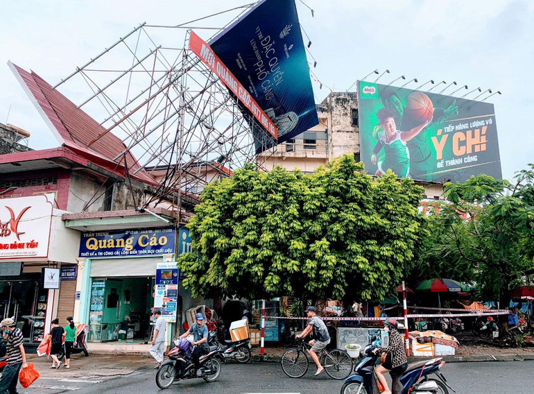 Biển quảng cáo tại đầu phố Lê Lợi, ngay ngã 6 Lạc Viên (quận Ngô Quyền) bị ngã đổ, nhấc cả mái tôn ngôi nhà dựng biển.