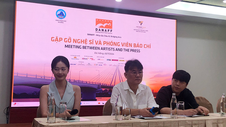 Diễn viên Jeon So Min và đoàn làm phim "Tuổi thanh xuân" (Hàn Quốc) tại Liên hoan phim châu Á Đà Nẵng 2024.