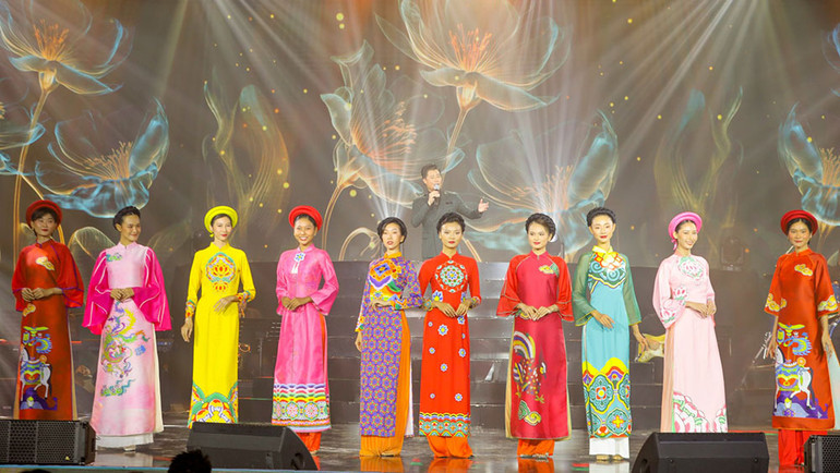 Bộ sưu tập áo dài của nhà thiết kế, Hoa hậu Ngọc Hân.