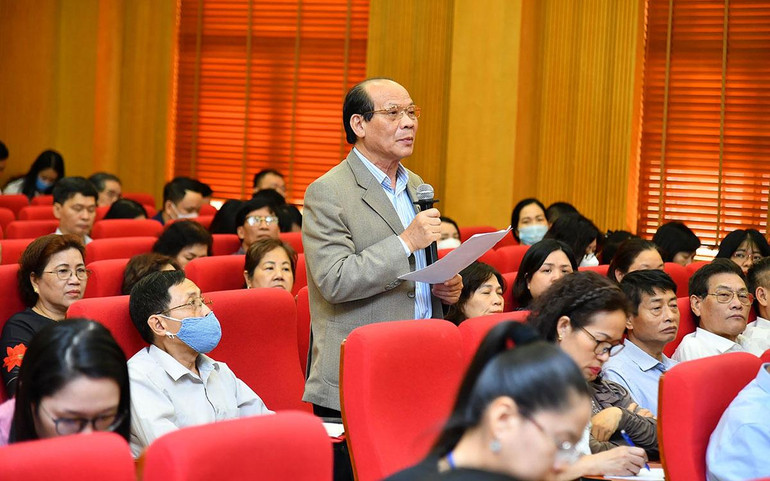 Cử tri Thành phố Hà Nội phát biểu kiến nghị các vấn đề với các đại biểu Quốc hội.