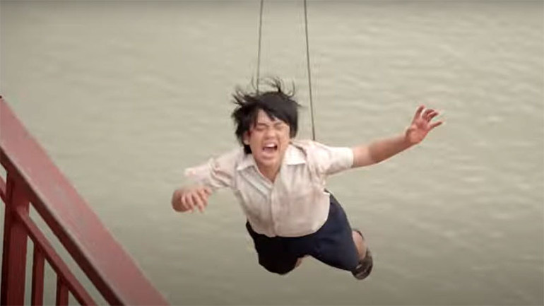 Cảnh quay bé An bị ném ra khỏi thành cầu. (Ảnh chụp màn hình)