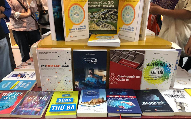 Một số ấn phẩm được trưng bày tại triển lãm.