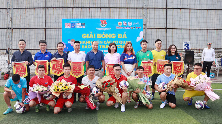 Tại lễ khai mạc, đồng chí Lê Hải Bình, Ủy viên dự khuyết Trung ương Đảng, Phó Trưởng Ban Tuyên giáo Trung ương trao hoa và cờ lưu niệm tặng đại diện các cơ quan tham gia.