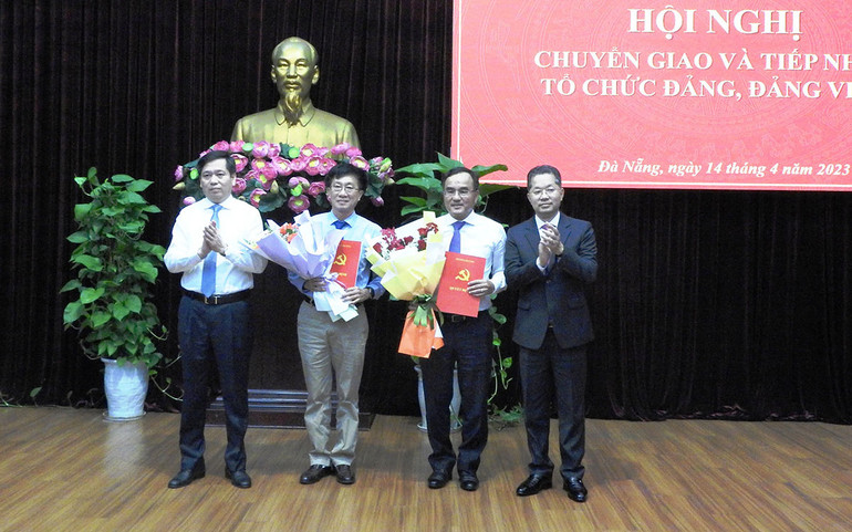 Lãnh đạo Thành ủy Đà Nẵng tặng hoa cho đại diện lãnh đạo các tổ chức đảng được chuyển giao về các Đảng ủy tập đoàn kinh tế, tổng công ty, ngân hàng thương mại nhà nước.