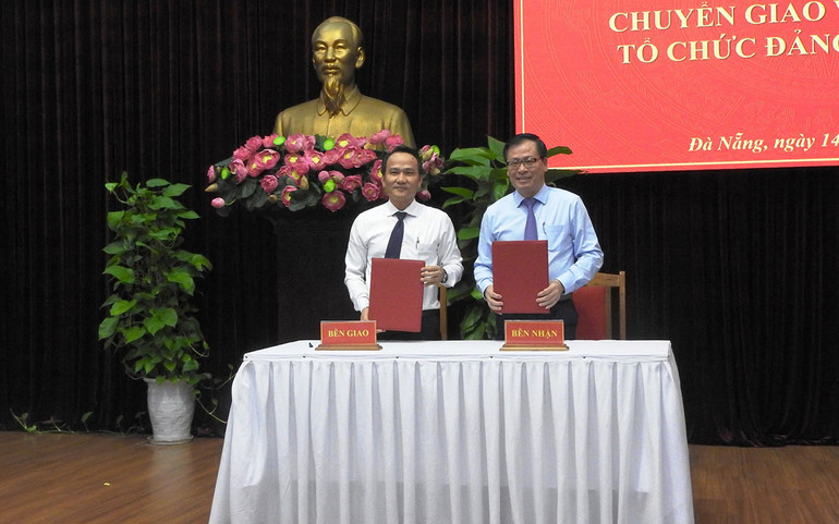 Ký kết biên bản chuyển giao các tổ chức đảng, đảng viên về tập đoàn kinh tế, tổng công ty, ngân hàng thương mại nhà nước.